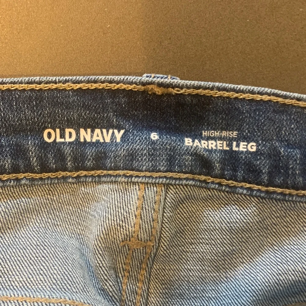 Old Navy Women's Barrel Leg Jeans in Classic Denim - Picture 5 of 5